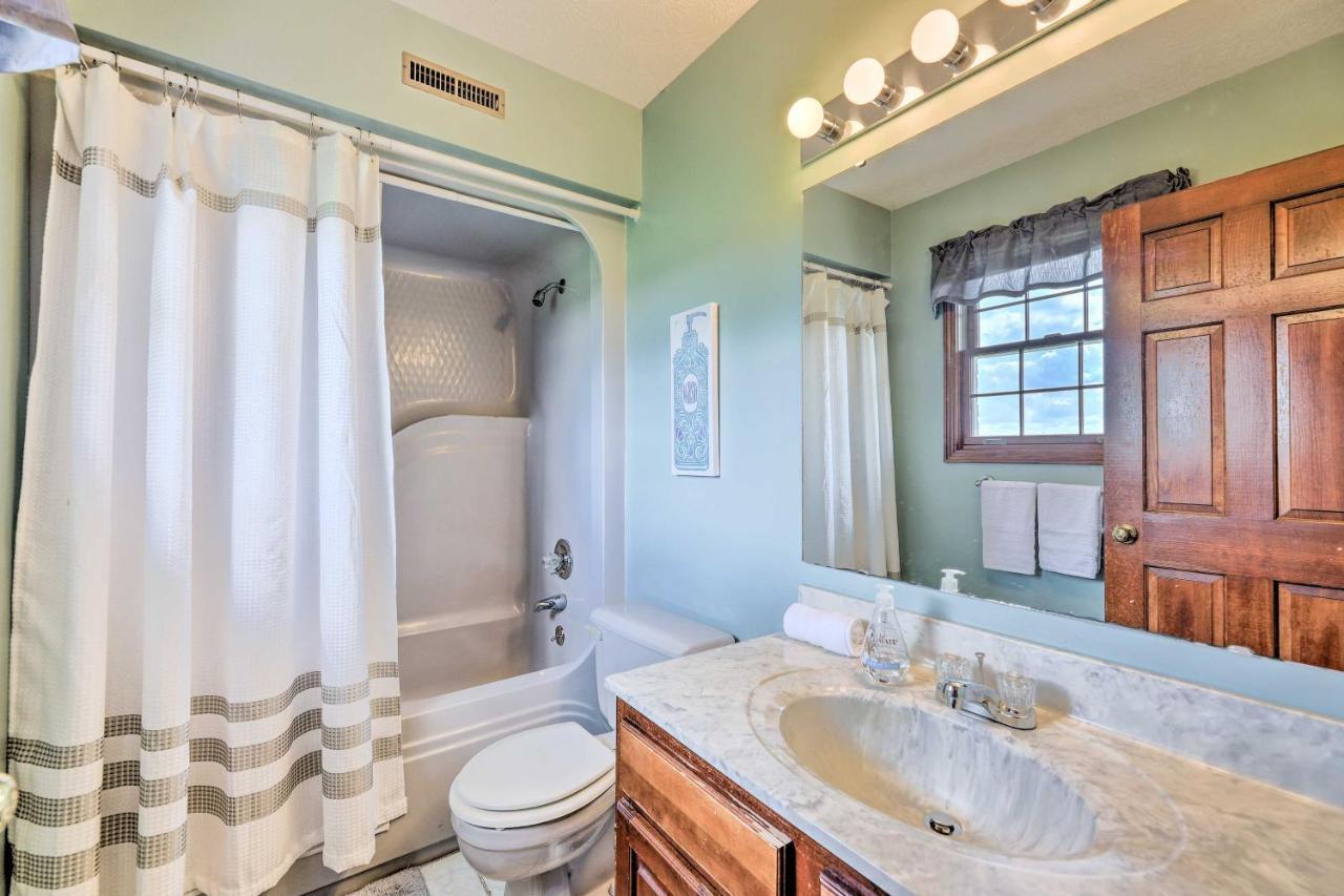 Villa Charming Williamstown Retreat With Private Yard Exterior foto
